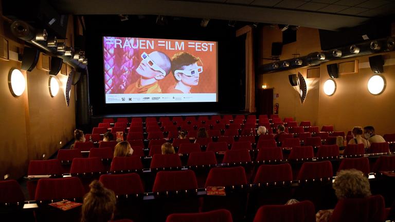 Penonton duduk di bioskop Schauburg untuk menonton film sebagai bagian dari Festival Film Wanita Internasional. Frauenfilmfest – Film tentang awal kehamilan memenangkan hadiah utama